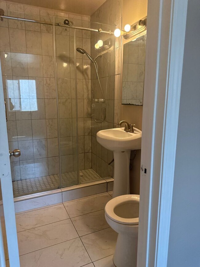 Building Photo - N Hamilton Ave