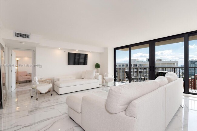 Building Photo - 1450 Brickell Bay Dr