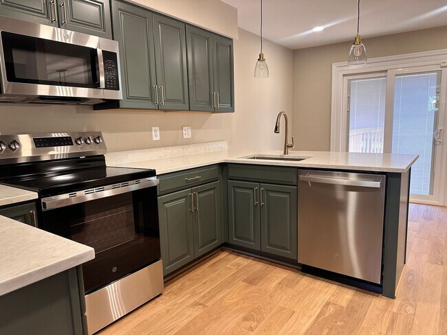 Building Photo - Renovated Kingstowne Townhouse | 3 Beds, 2...