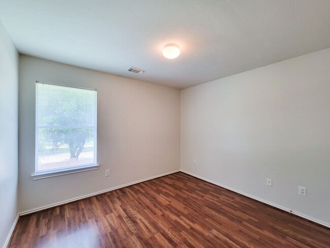 Building Photo - BEAUTIFUL 3 BEDROOM 2 BATH TOWNHOME THAAT ...