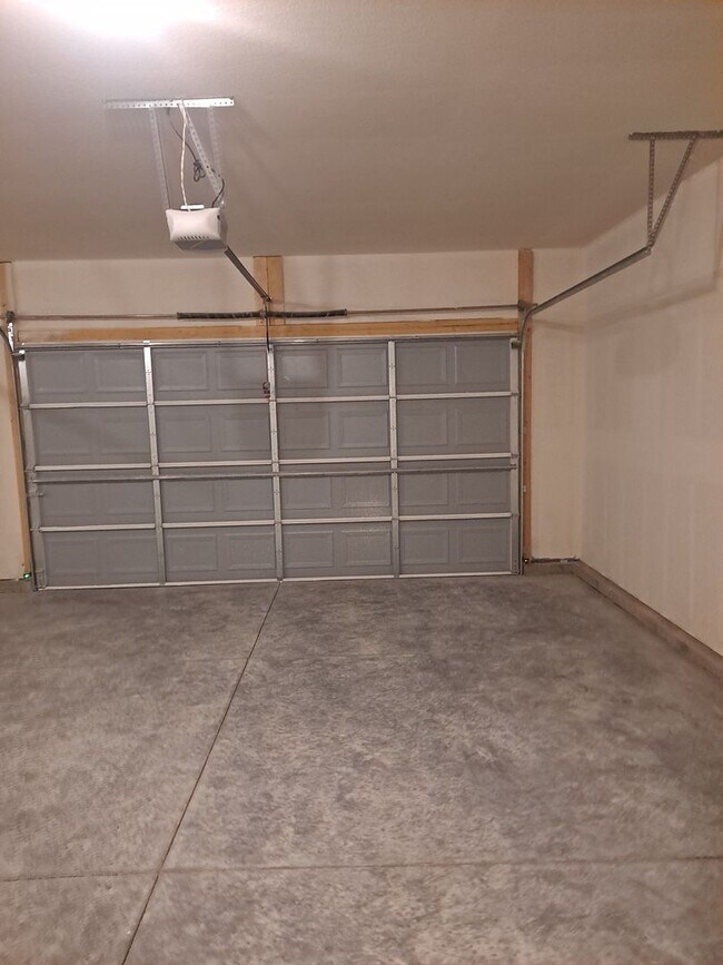 Building Photo - ALL PROSPECTIVE TENANTS MUST SUBMIT A $58 ...