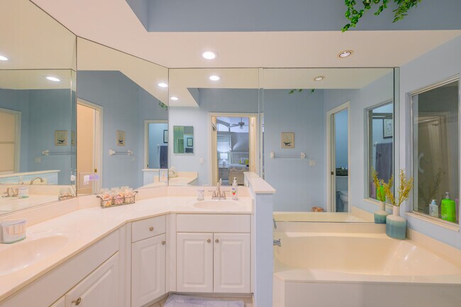 Building Photo - 4139 NE Moon River Cir