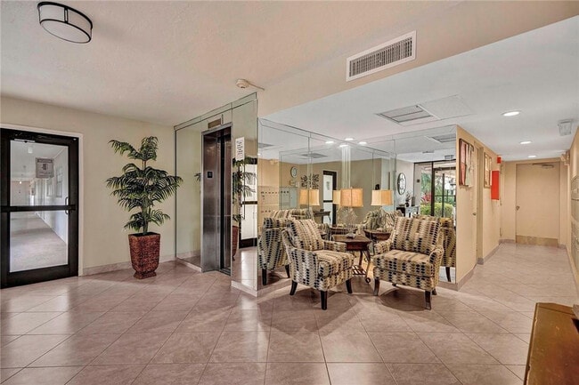 Building Photo - 3051 S Palm Aire Dr