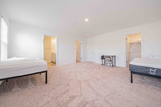 Building Photo - 824 Oyster Bay Dr