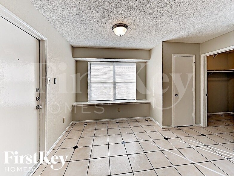 Building Photo - 4949 Oak Hollow Dr
