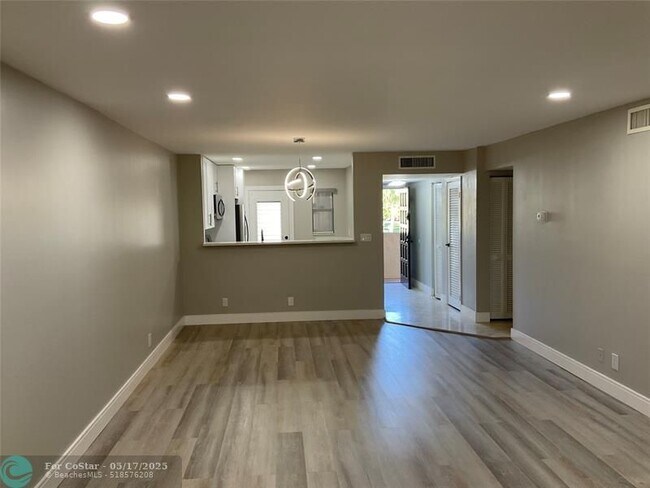 Building Photo - 6101 N Falls Cir Dr