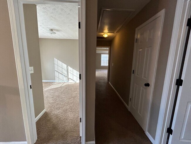 Building Photo - 1536 Ravens Run - Recently Renovated! Bran...