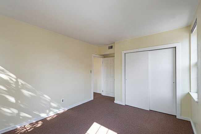 Building Photo - 527 S 21st St