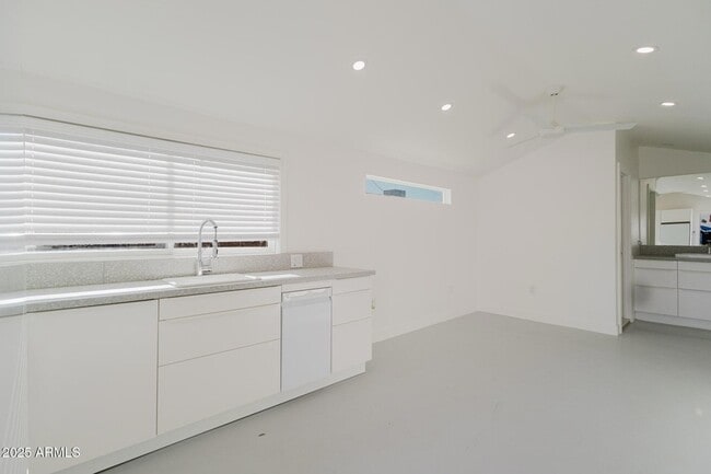 Building Photo - 1950 W Palm Ln