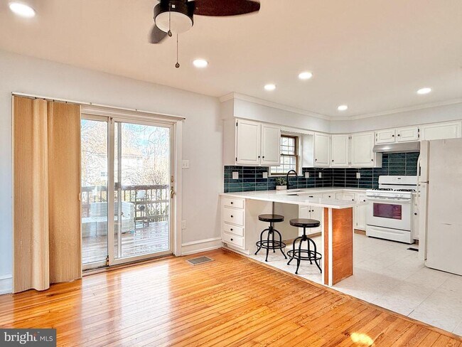 Building Photo - 7041 Harvey Ave