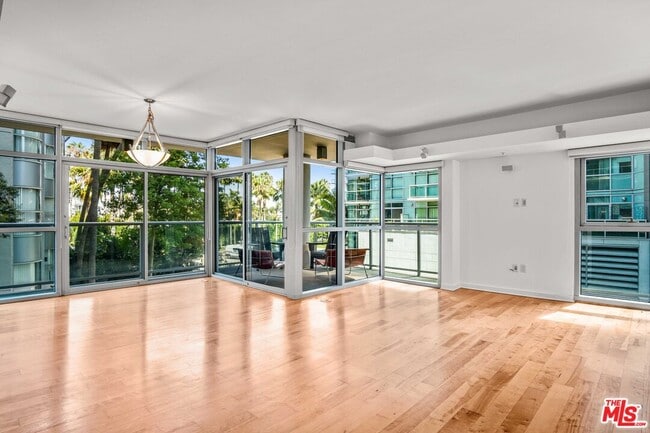 Building Photo - 13700 Marina Pointe Dr