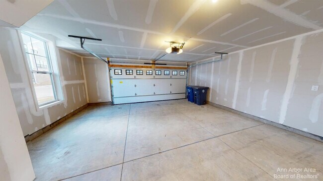 Building Photo - 2877 Rayfield Ave