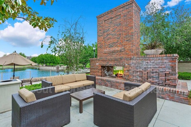 Building Photo - 40281 Salem Way