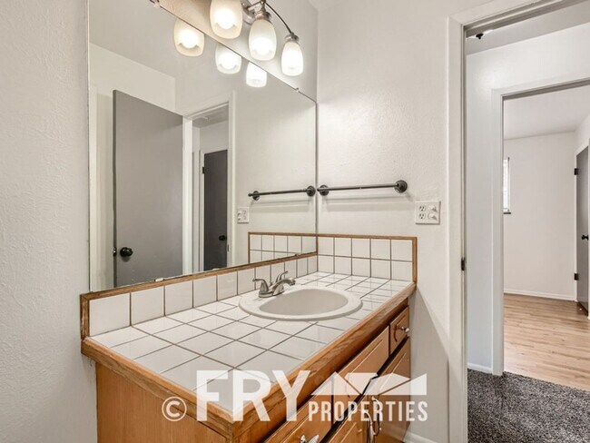 Building Photo - 3bed/1bath Half Duplex in Westminster