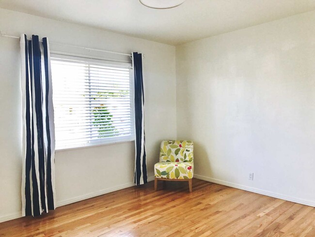Building Photo - 3bed/1bath  house with PARKING, large back...
