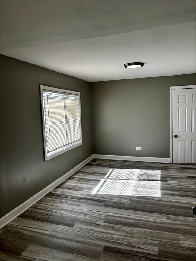 Building Photo - 4 Bedroom Beauty