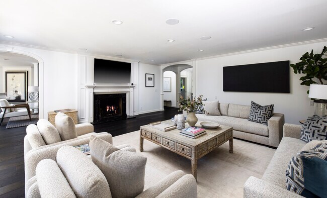 Building Photo - 743 Woodland Dr