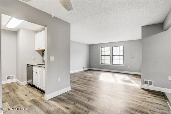 Building Photo - 306 Larkspur Ln