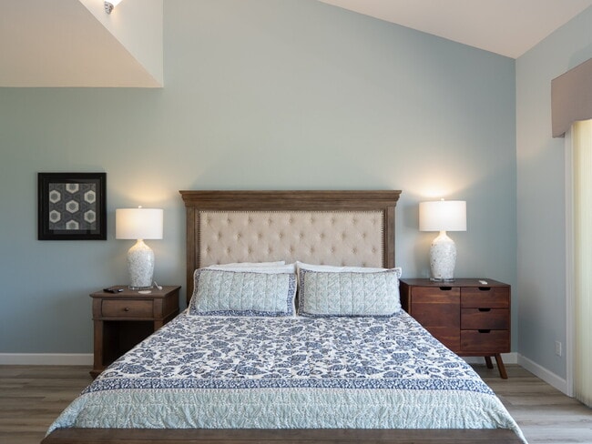 Building Photo - Luxury Furnished Longboat Key Retreat with Private Beach Club Access & Golf Course Views Remodele...