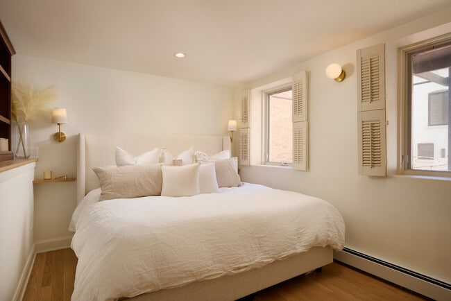 Building Photo - 1320 N La Salle Dr