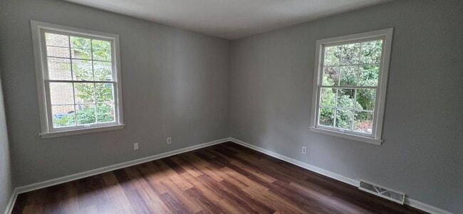 Building Photo - Large Family Home - Move In Ready!