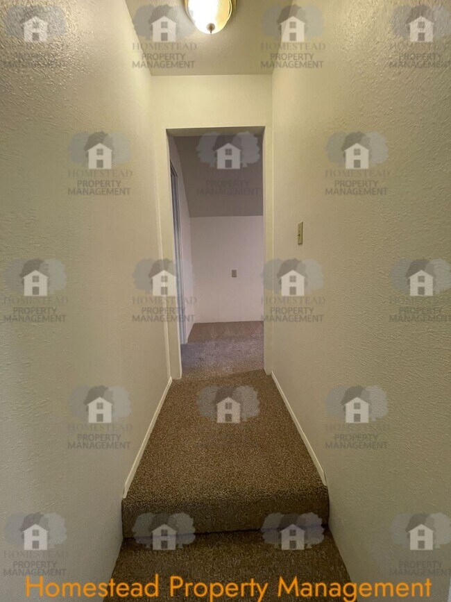 Building Photo - HARD TO FIND 4 BEDROOM!