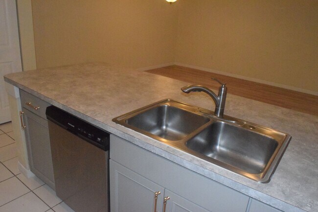 Building Photo - 1118 Apple Terrace