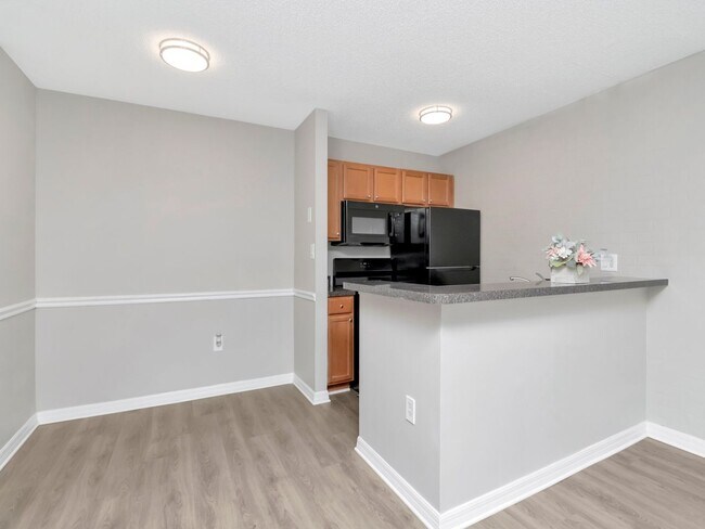 Building Photo - Updated Ground Floor 1BR - Move in Incenti...