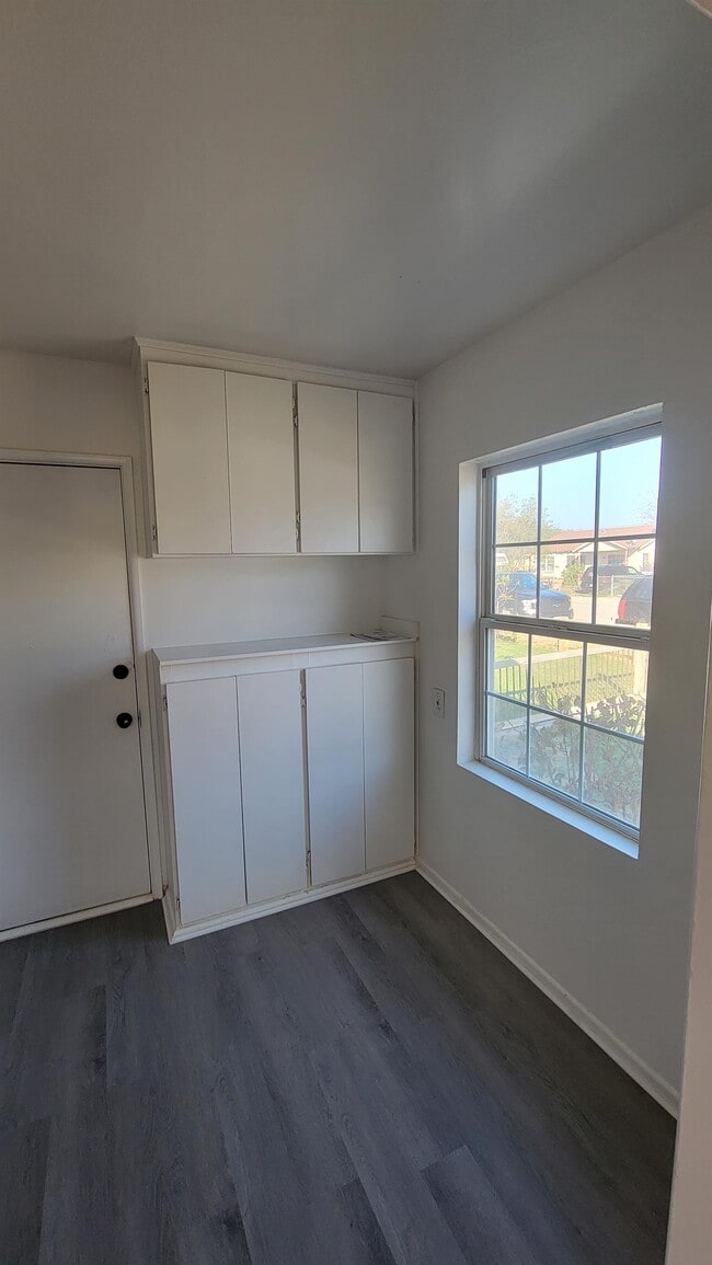 Building Photo - 805 Apple St