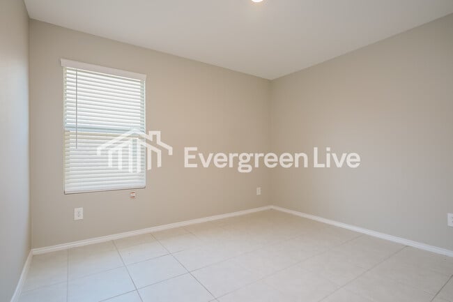 Building Photo - 1033 Crestview Dr