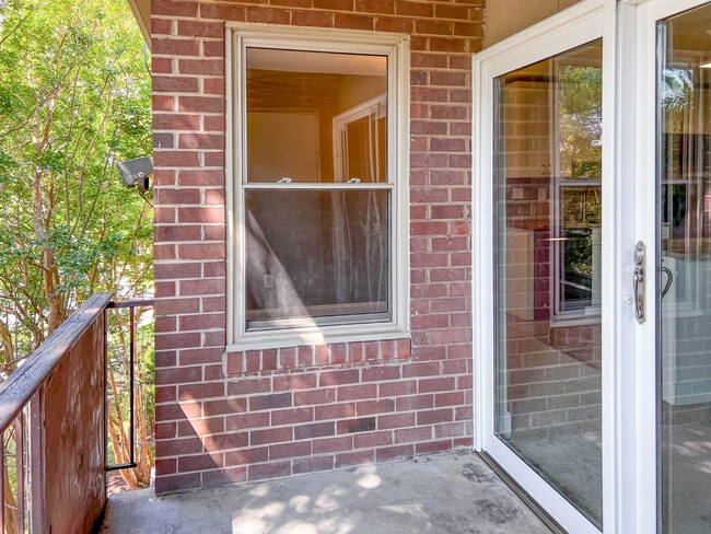 Building Photo - Suitland MD 2 BR 1 BA Renovated Condo