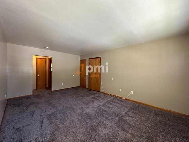 Building Photo - 2591 Parkview St