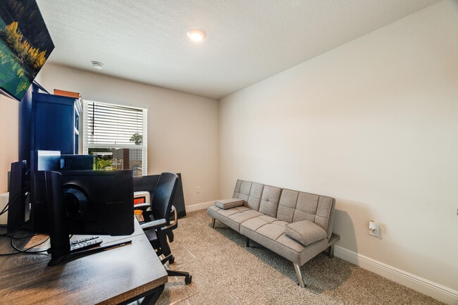 Building Photo - 1004 McLaren Cir