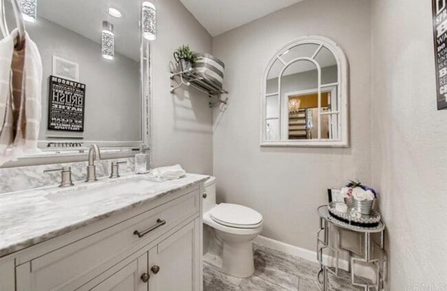 Building Photo - 671 Ascot Dr