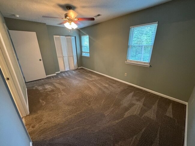 Building Photo - Beautiful 2 Bedroom 1.5 Bath Town Home! Ne...