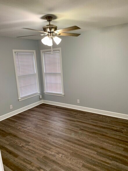 Building Photo - 605 E Mistletoe Ave