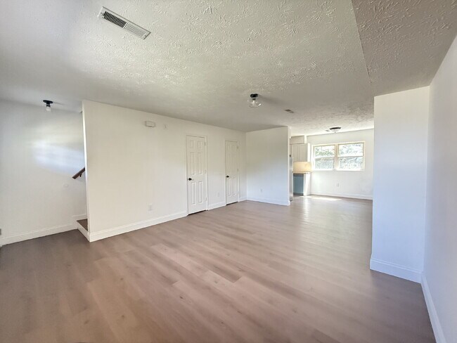 Building Photo - This fully updated 2-bedroom, 1.5-bath uni...