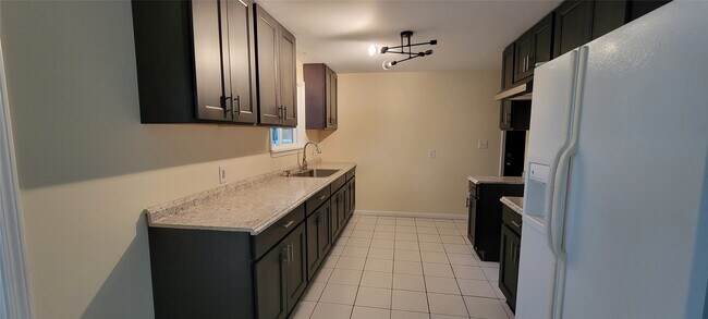 Building Photo - 2845 W 31st St