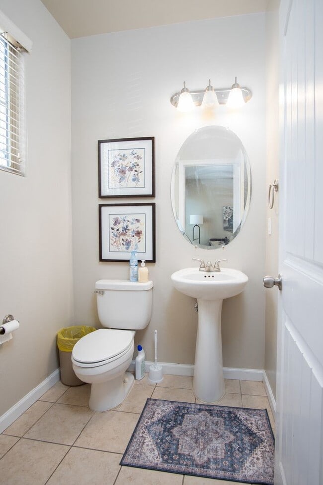 Building Photo - Full Furnished Short or Long-term rental i...