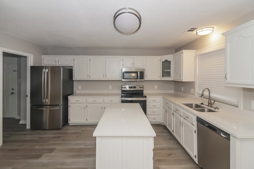 Building Photo - 795 Carianne Cove