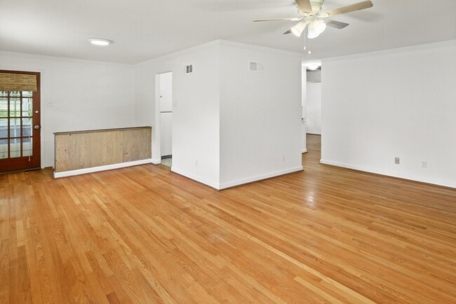 Building Photo - 2 Forest Home Ct