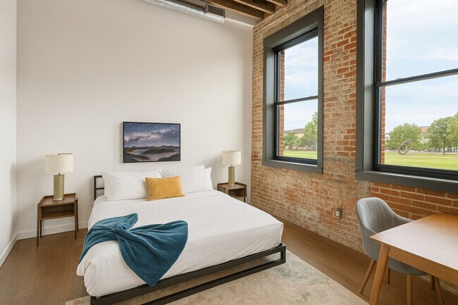 Building Photo - 500 W 7th St N