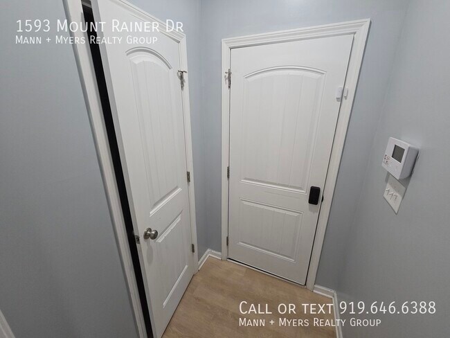 Building Photo - 1593 Mount Rainer Dr