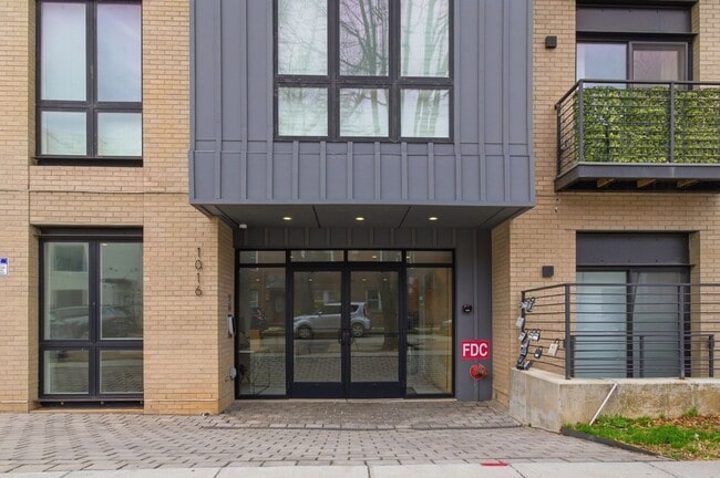 Building Photo - 1016 17th Pl NE