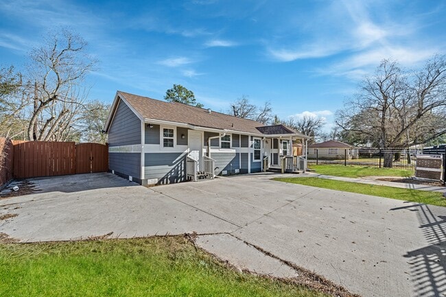 Building Photo - 6911 Sherwood Dr