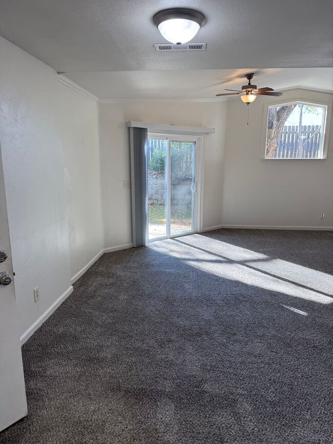Building Photo - 3-bedroom, 2-bathroom home in Redding Updated Interior!
