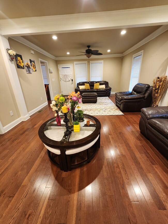 Living room - 175 Rhodesia Ave SE