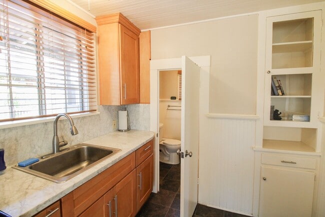 Building Photo - Charming 1 bedroom, 1 bathroom home