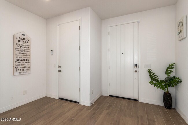 Building Photo - 5747 S Labelle