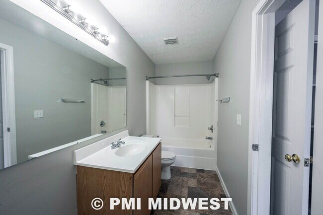 Building Photo - Great 3 Bedroom 2.5 Bathroom Home on the upper east side of Indy!